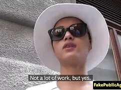 Cô gái, cổ họng đùa  ...
