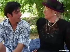 Khỏa thân trên bãi b ...