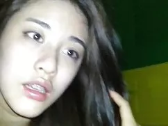 Cô bé bôi trơn mình  ...